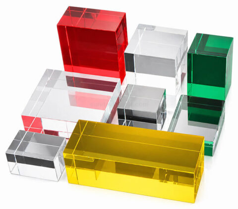 Cubi espositivi acrilici colorati personalizzati