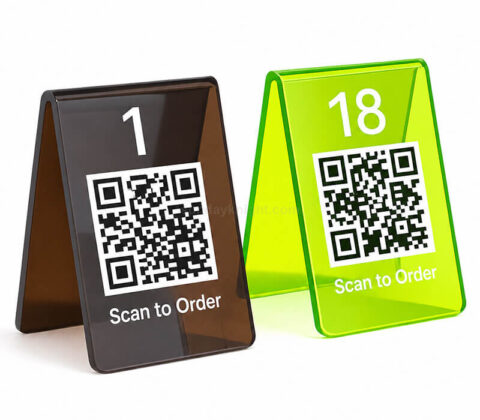 Individuell gestalteter Tischnummernhalter aus Acryl mit QR-Code