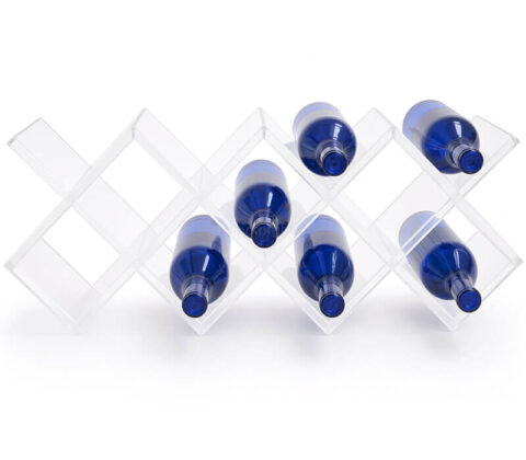 Maßgefertigtes Weingestell aus klarem Acryl in geometrischem Design