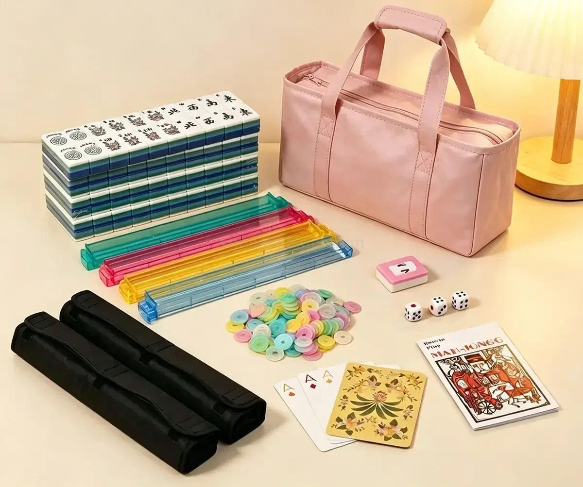 Komplettes amerikanisches Mahjong-Set mit Spielsteinen in Schalen, vier farbigen Acrylständern mit Schiebern, Würfeln, Spielchips und einer grauen Reisetasche